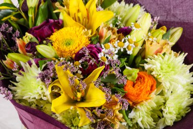 Çeşitli çiçek ile romantik buket