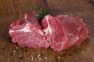 Ahşap zemin üzerinde çiğ domuz eti