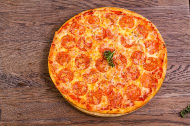 Sıcak Pepperoni pizza peyniri ve domates ile