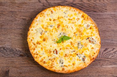 Fesleğen servis dört peynirli pizza