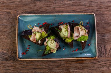 Kırmızı biber et ve cucucmber ile tapas hizmet