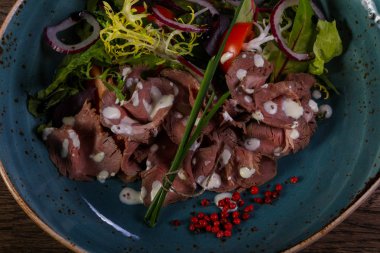 Biftek salata sosu ve soğan ile