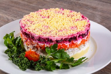 Rus ringa balığı salata sebze ile