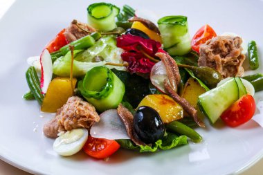 Sebzeli ve zeytinli ton balığı salatası.