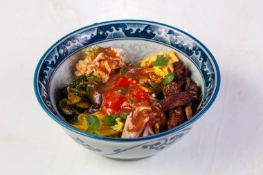 Yengeç eti ve özel sos ile poke