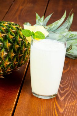 Tatlı ve soğuk ananas shake