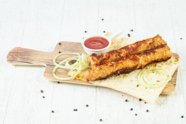 Izgara kıyılmış tavuk sosu ve soğan kebabı