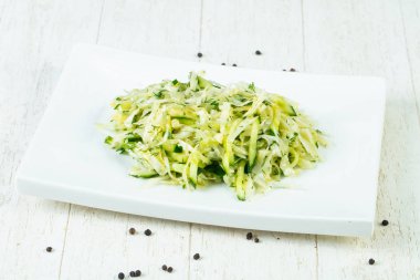 Salatalık ile Çiğ lahana salatası