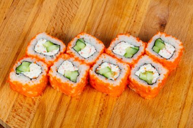 Yengeç ve tobiko ile rulo