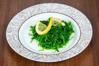 Limon susam ile hizmet Chuka salata