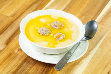 Köfte ve sebze çorbası