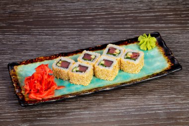 Baharatlı ton balığı wasabi ile rulo