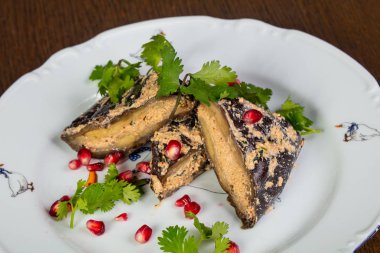 Otlar ve pomegranet ile doldurulmuş patlıcan