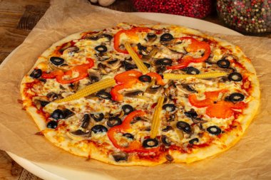 Lezzetli vejetaryen pizza zeytin, biber ve Mısır ile