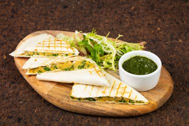 Avokado makarna ile lezzetli quesadilla Pide
