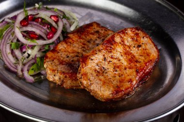 Soğan ve pomegranet tohumları ile Tavuk Barbekü