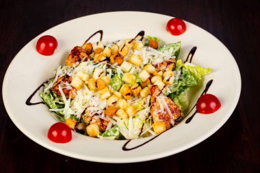 Sezar Salata tavuk ve kiraz domates ile