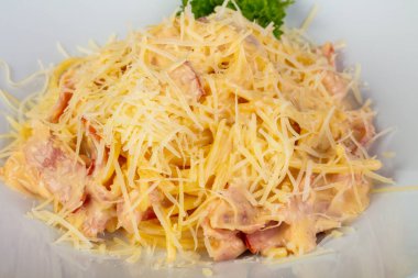 Jambon ve peynir ile lezzetli carbonara makarna
