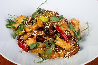 Tavuk lezzetli haşlanmış sebze