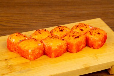 Lezzetli kızarmış California suşi rulo