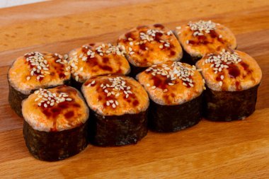 Susam ve balık pişmiş rulo