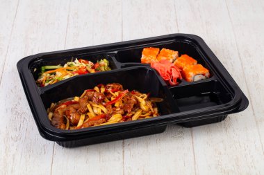 Rulo, şehriye ve et ile bento