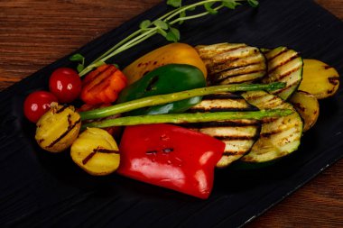 Izgara sebze kuşkonmaz ile sıcak