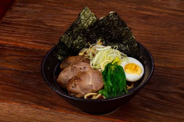 Sığır eti ve yumurta çorba ramen