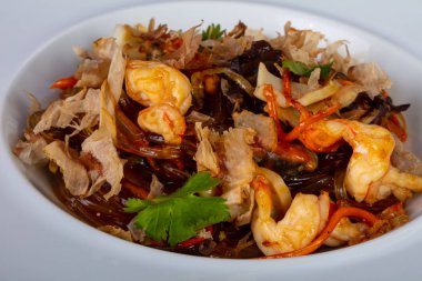 Karides ve ton balığı ile Japon şehriye