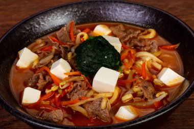 Japon çorba ramen tofu ve sığır eti ile