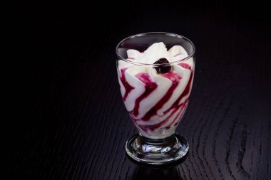 Lezzetli blackberry Ice cream şurubu ile