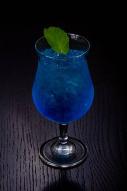 Tatlı blue curacao nane ile kokteyl
