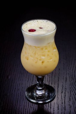 Pina Colada kokteyli tatlı galss