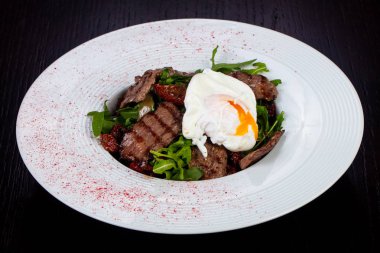 Haşlanmış yumurta salatası lezzetli sığır eti kesmek