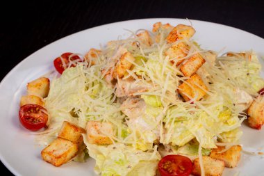 Lezzetli Sezar Salata tavuk ve domates ile