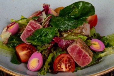 Ton balığı salatası yumurta ve domates