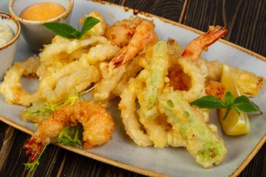Karides tempura sebze ve sos ile