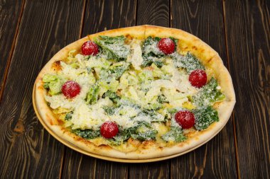 Pizza Sezar tavuk ve domates ile