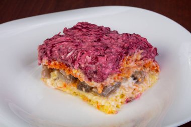 Rus salatası ringa balığı, patates ve kırmızı pancar 