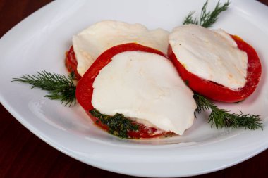 Mozarella peyniri ile İtalyan Caprese salatası