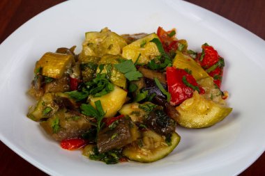 Tabak pişmiş sebze salatası