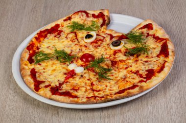 Çocuklar pizza peyniri ve domates ile