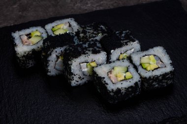 Karides ile Japon geleneksel rulo