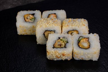 Karides ile Japon geleneksel rulo