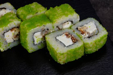 Yılan balığı ile Japon geleneksel rulo