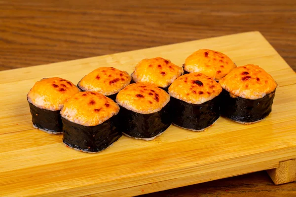 Keju Goreng Lezat Sushi Gulung Dengan Salmon — Stok Foto