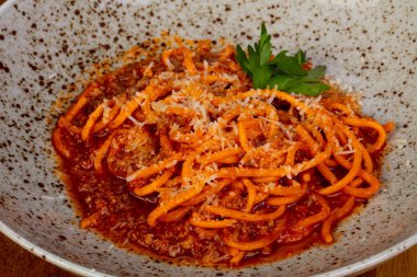 Makarna spagetti bolognese sos ile