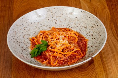Makarna spagetti bolognese sos ile