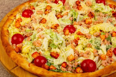 Sezar pizza karides ve salata yaprakları ile