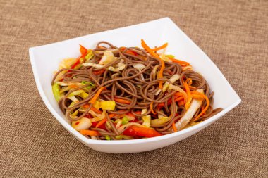 Soba noodle vegeetables ve baharat ile